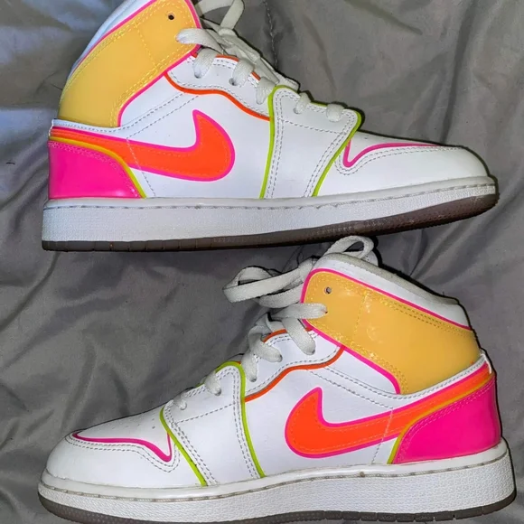 Jordan Mid Edge Glow